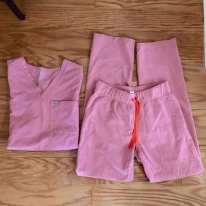 Figs chalk pink scrub set